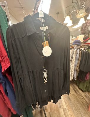 Umgee Ladies Black Long-Sleeve Flowy Blouse in Black.