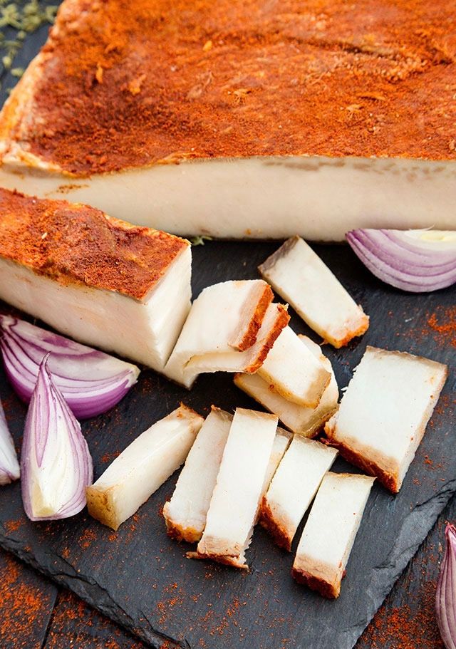 Slanina fiarta cu usturoi si boia