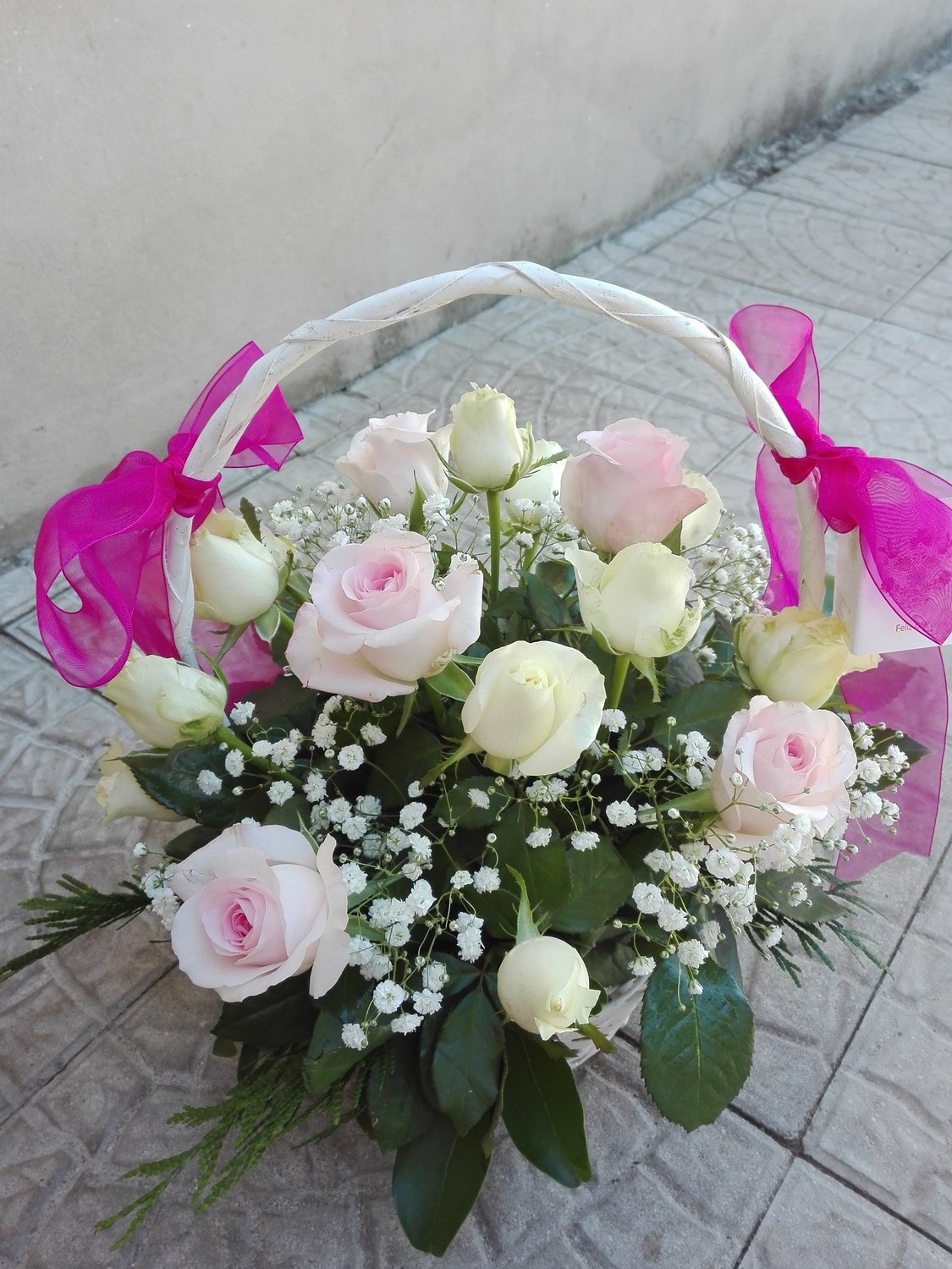 Cesta com rosas Cesta com rosas