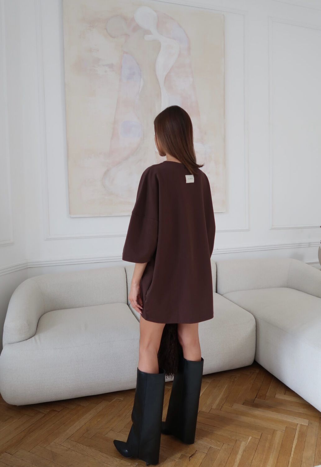 T-shirtowa sukienka Form – czekolada