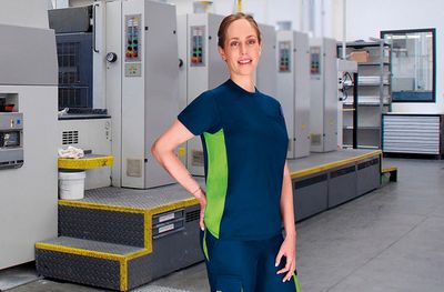 Camiseta de manga corta y bolsillo, diseño bicolor y corte regular, 100% algodón 160 g/m2