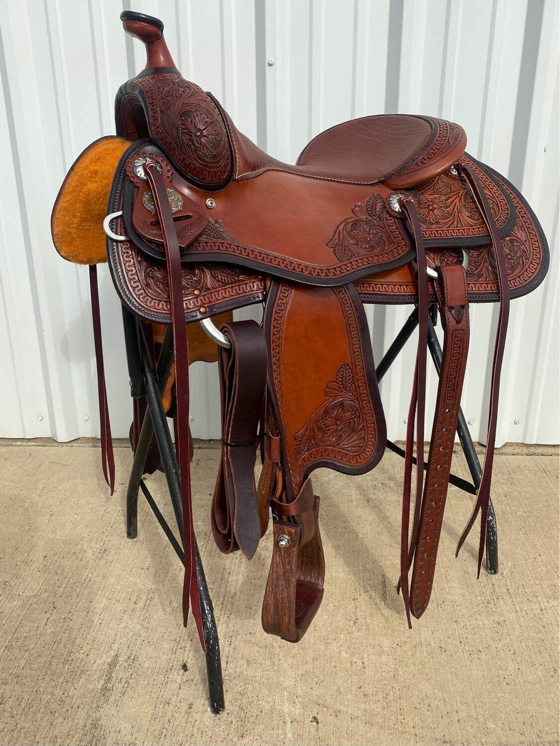 Robert Teskey Elite Cow Horse Saddle with a 16inch Seat in Two Tone Smooth Tooled Oak Leave