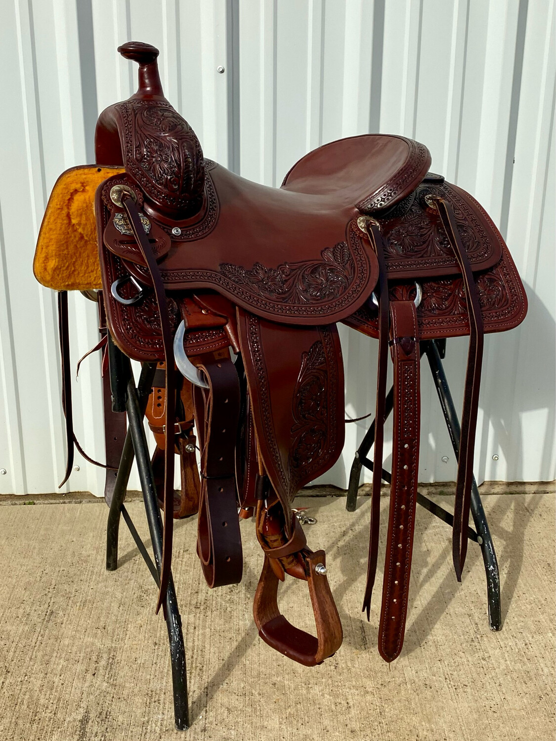 Robert Teskey Elite Cow Horse Saddle with a 16 inch Seat in Dark