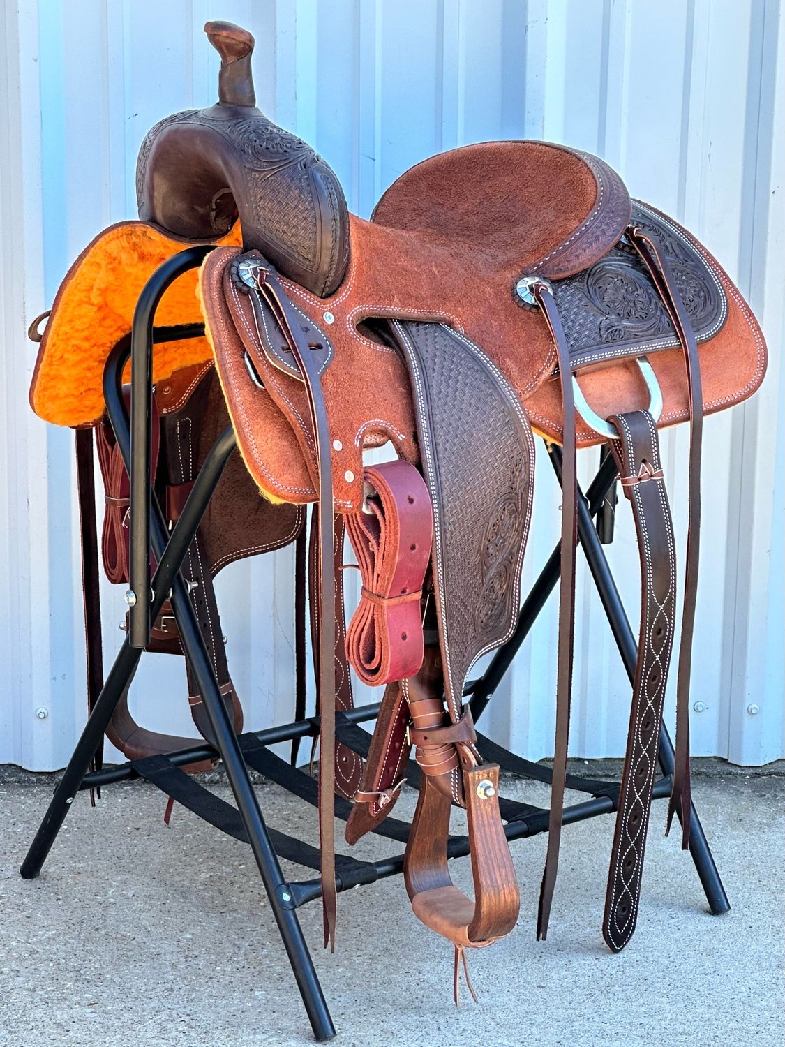 Robert Teskey Elite Roping Saddle with a 15- inch Rough Out Seat in Dark &amp; Medium Oil Finish