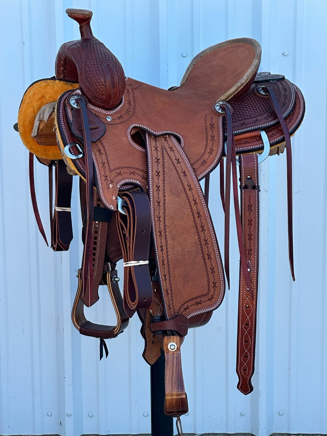 Robert Teskey Elite Seat Rig Ranch Roping Saddle with a 15- inch Rough Out Seat Basket Weave Tooled with Barbwire Border to