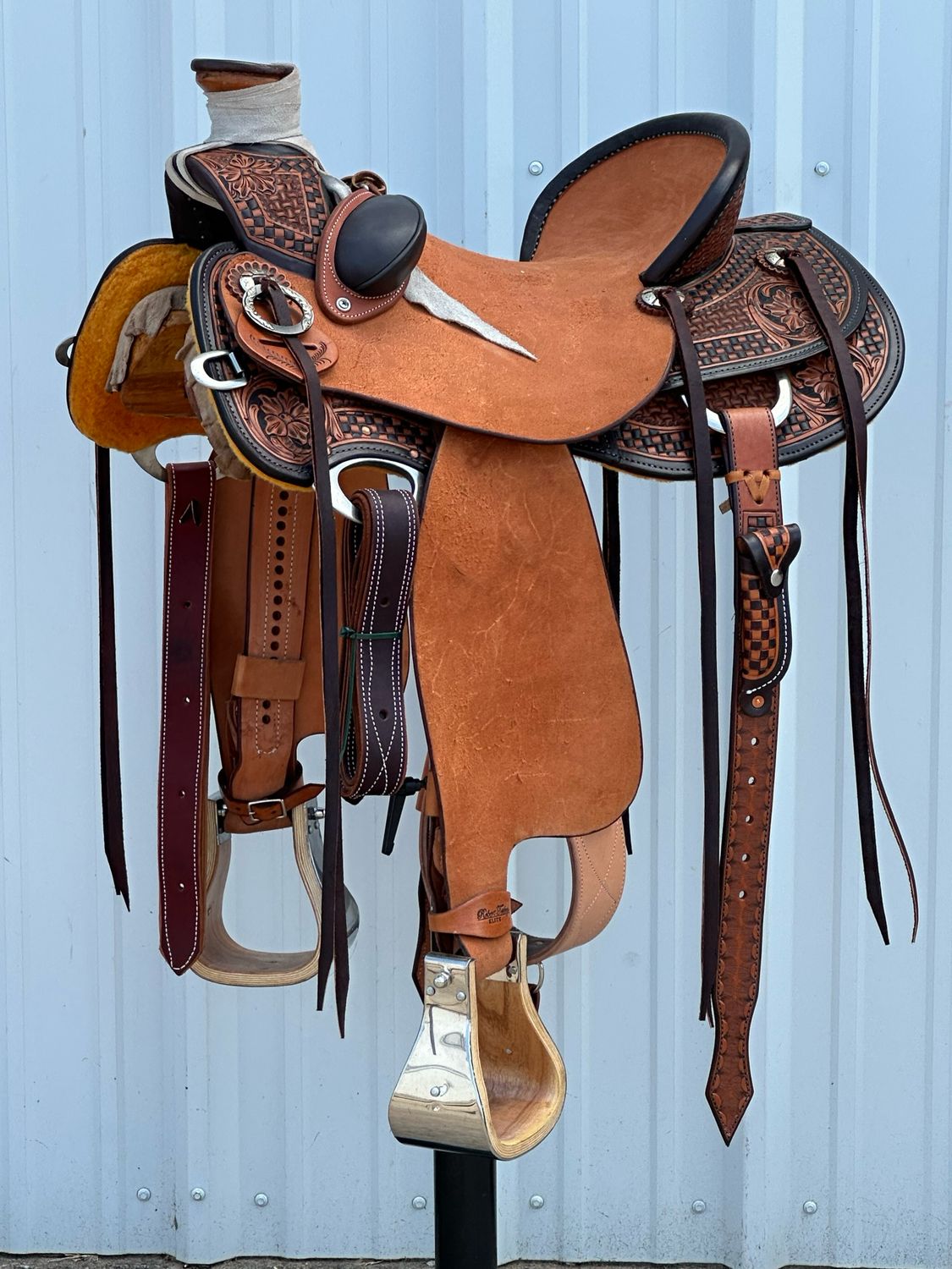 Robert Teskey Elite Cliff Wade Saddle with a 15 1/2- inch Rough Out Seat Tooled Interlace with Floral Bucking Rolls