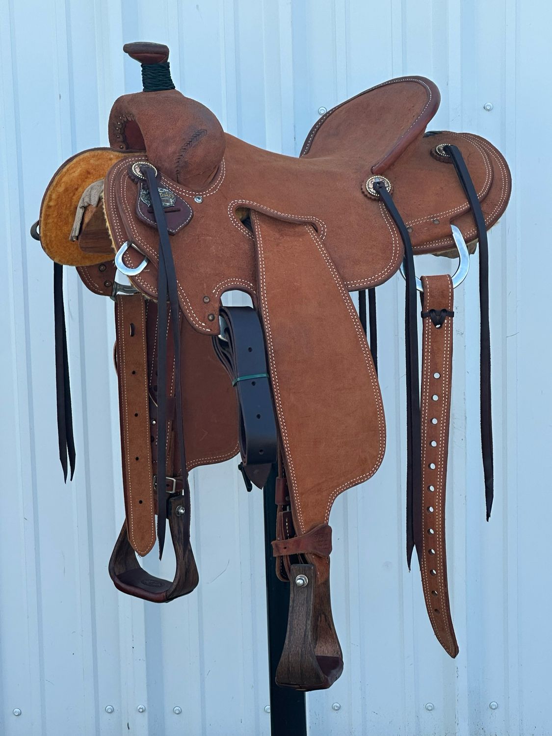 Robert Teskey Elite Ranch Roping Saddle with a 15 1/2- inch Rough Out Seat Double Stitch Medium Finish