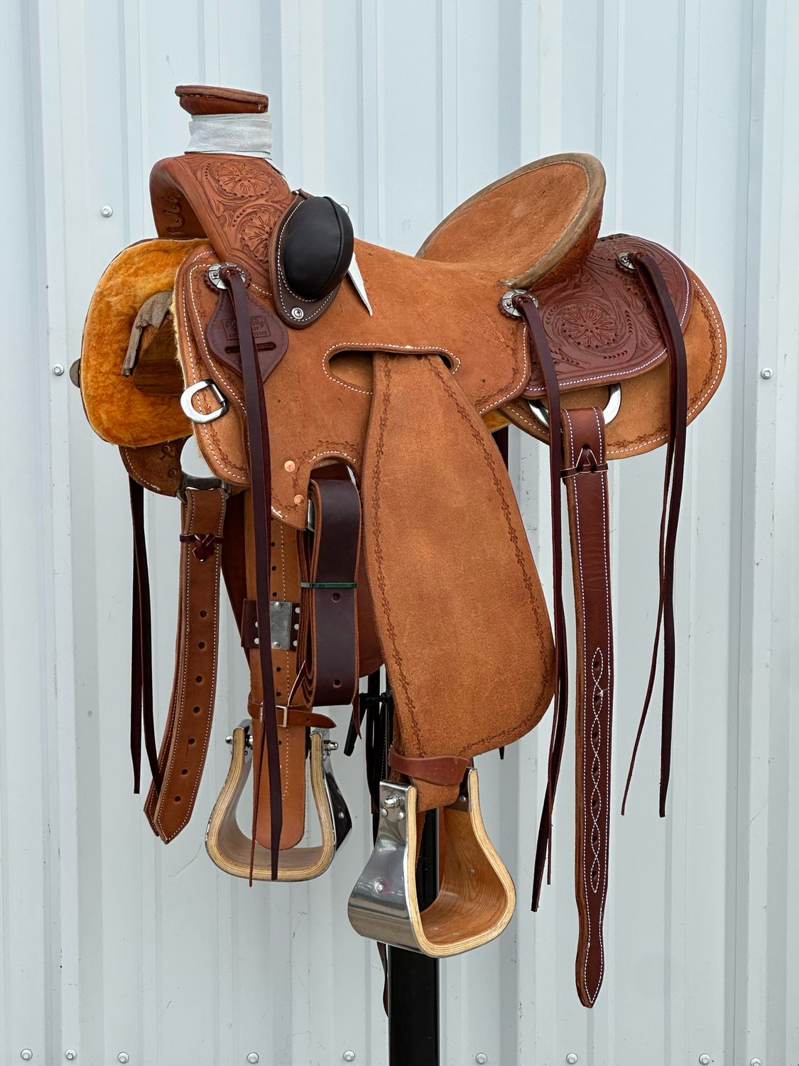 Robert Teskey Cliff Wade Seat Rig Ranch Roping Saddle with a 14- inch Rough Out Seat Tooled Floral Bucking Rolls Medium Finish