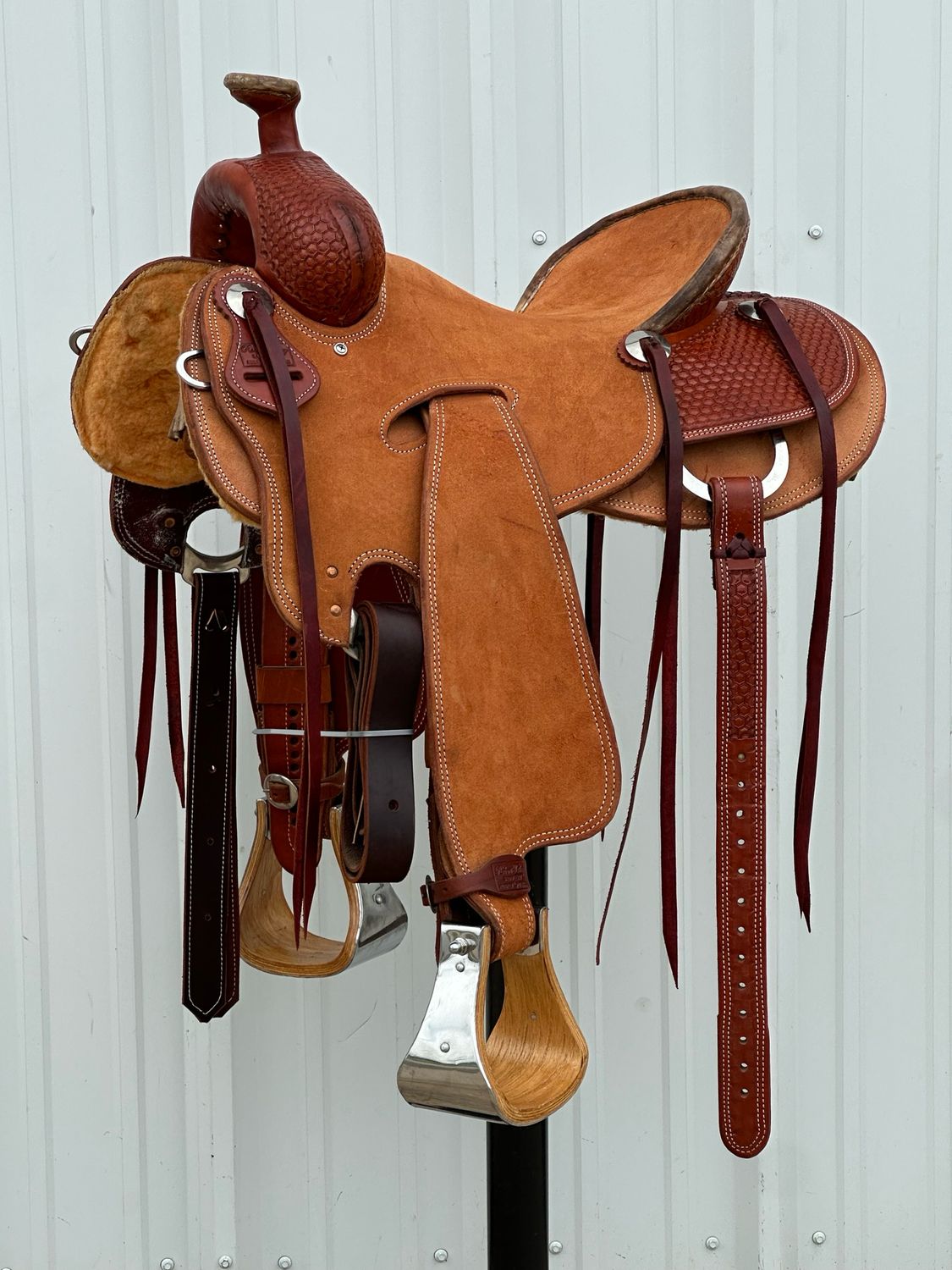 Robert Teskey Seat Rig Ranch Roping Saddle with a 15- inch Rough Seat Tooled Honey Comb Double Stitch Medium Finish