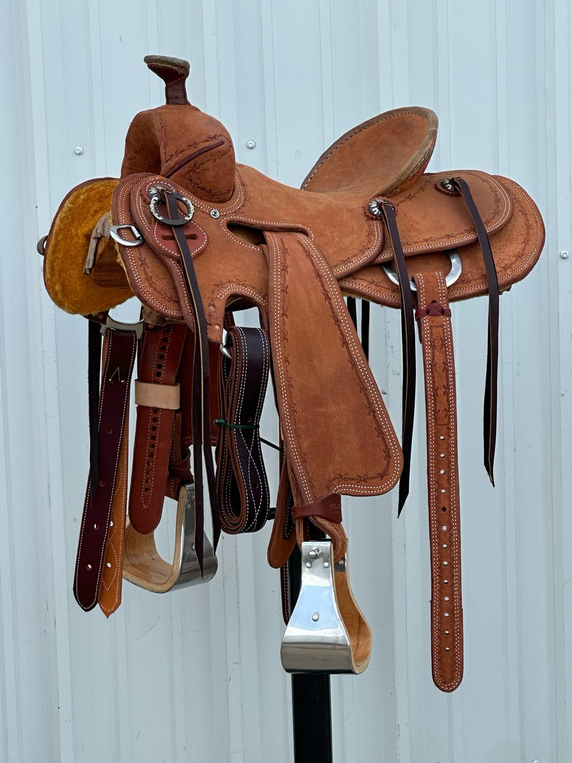 Robert Teskey Elite Seat Rig Ranch Roping Saddle with a 13 1/4- inch Rough Out Seat Barbwire Border Youth Fenders Light Finish