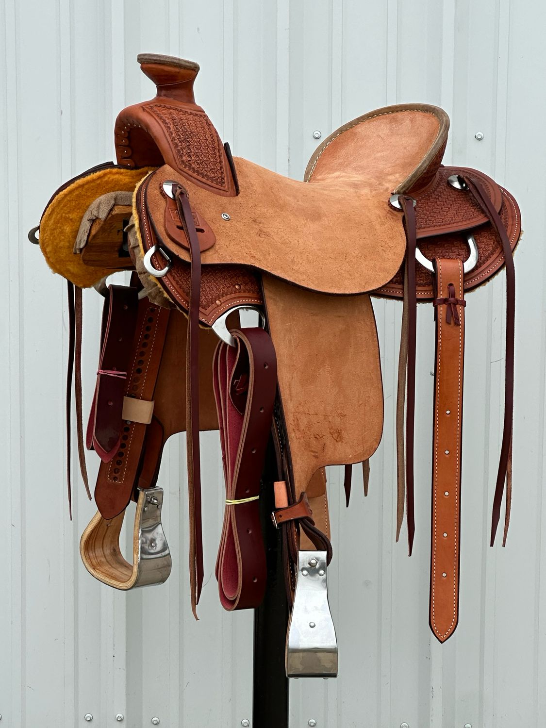 Robert Teskey Cliff Wade Saddle with a 15 1/2- inch Rough Out Seat Tooled Hourglass Medium Finish