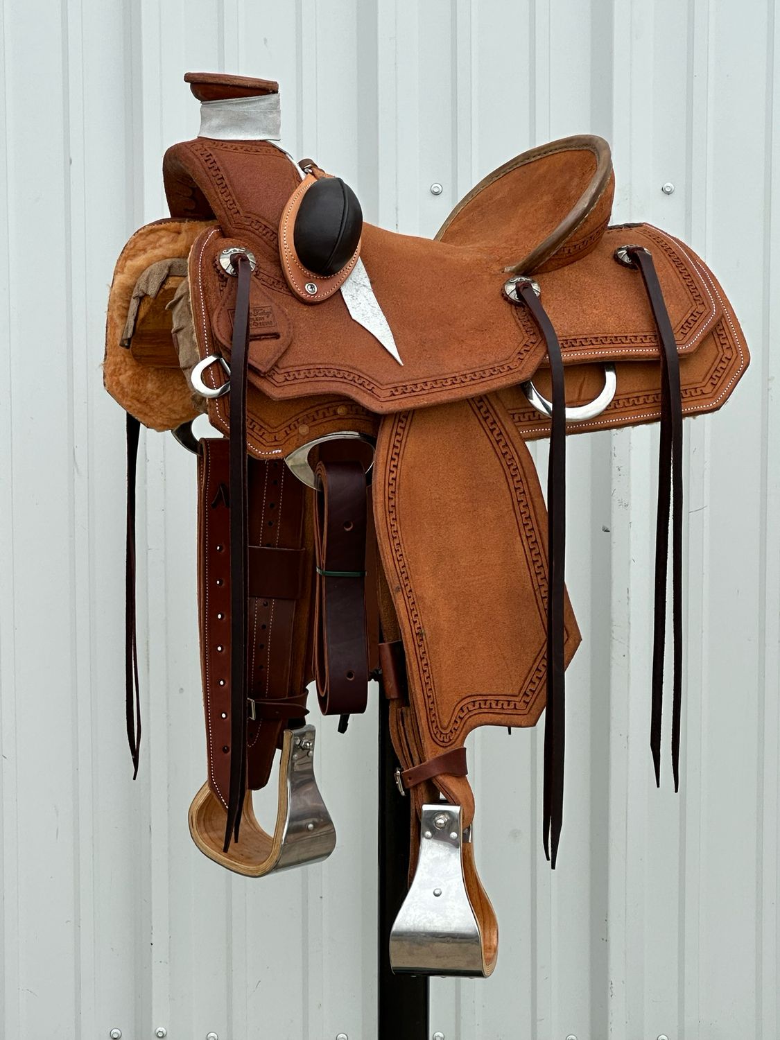 Robert Teskey Cliff Wade Saddle with a 14- inch Rough Out Seat Tooled with Snake Border Bucking Rolls Medium Finish