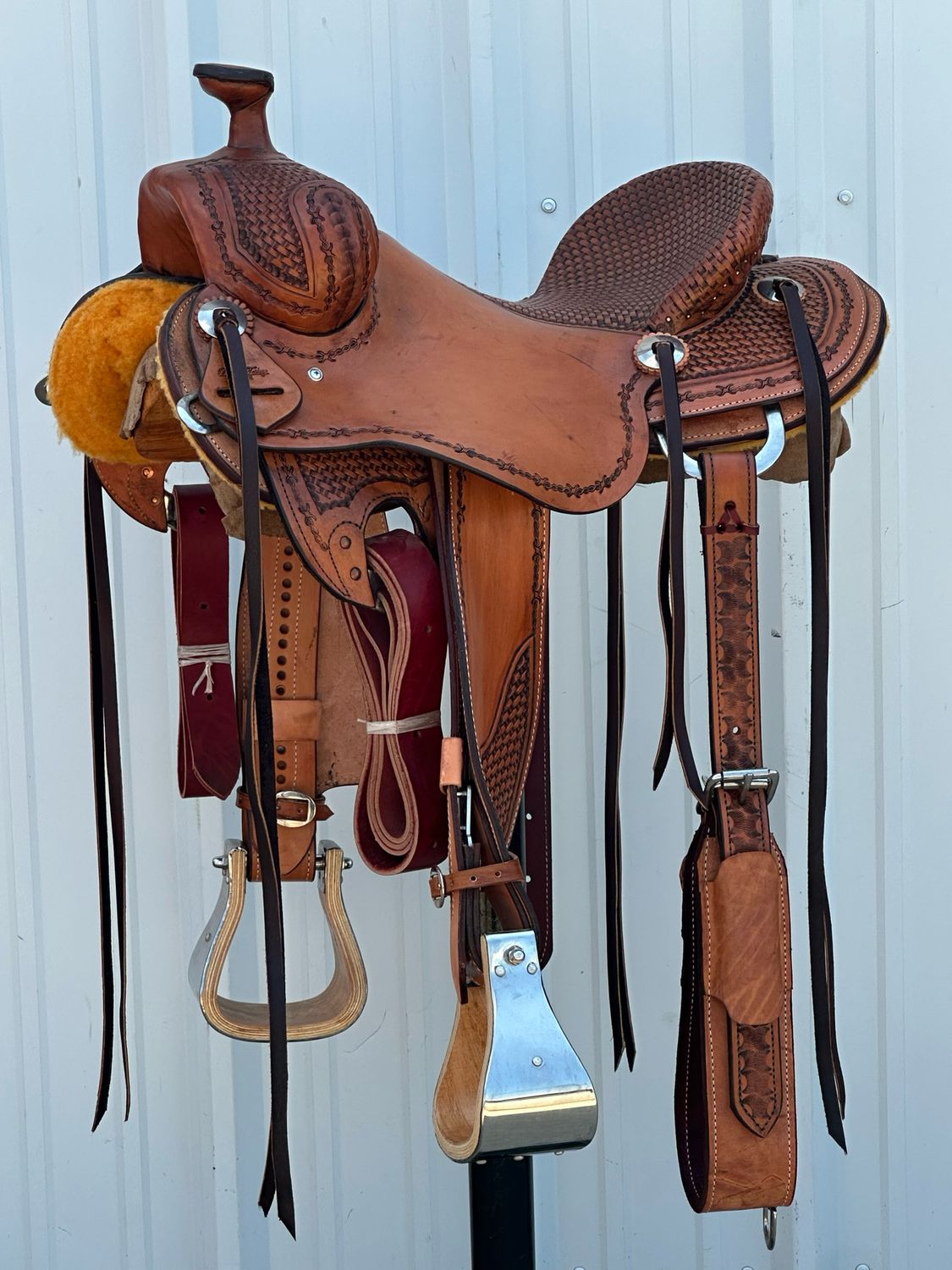 Robert Teskey Elite Tucson Strip Down Seat Rig Ranch Roping Saddle with a 16- inch Slick Out and Tooled Seat Tooled Basket Weave with Barbwire Border  Medium Finish