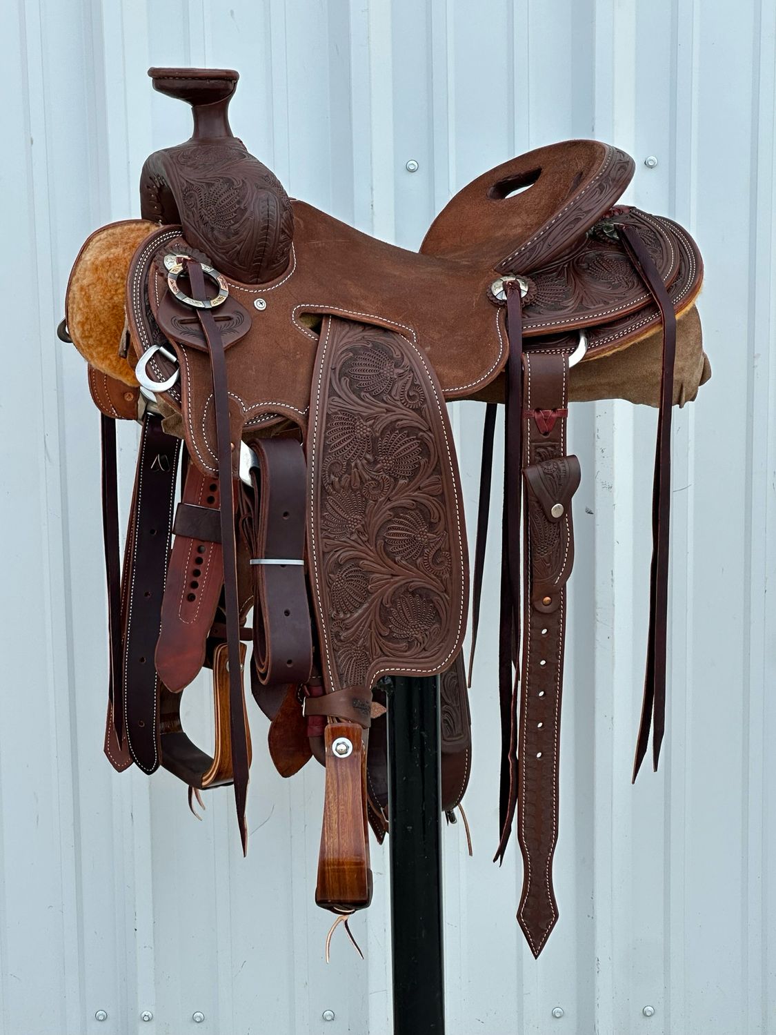 Robert Teskey Elite Duck Bill Strip Down Seat Rig Ranch Roping Saddle with a 15- inch Rough Out Seat Tooled Poinsettia Double Stitch Dark Finish