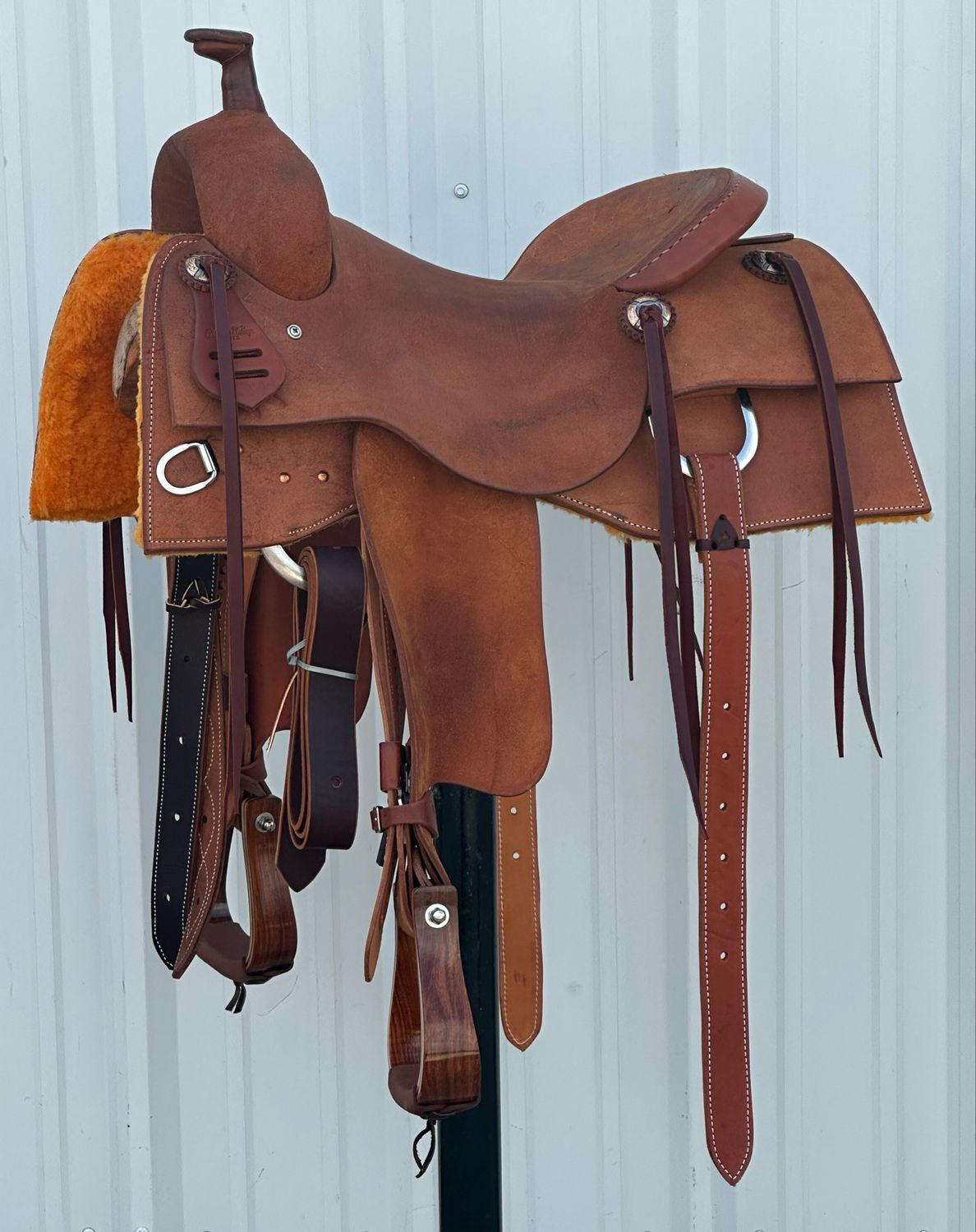 obert Teskey Elite Cow Horse Saddle with a 15 3/4- inch Rough Out Seat All Rough Out Medium Finish