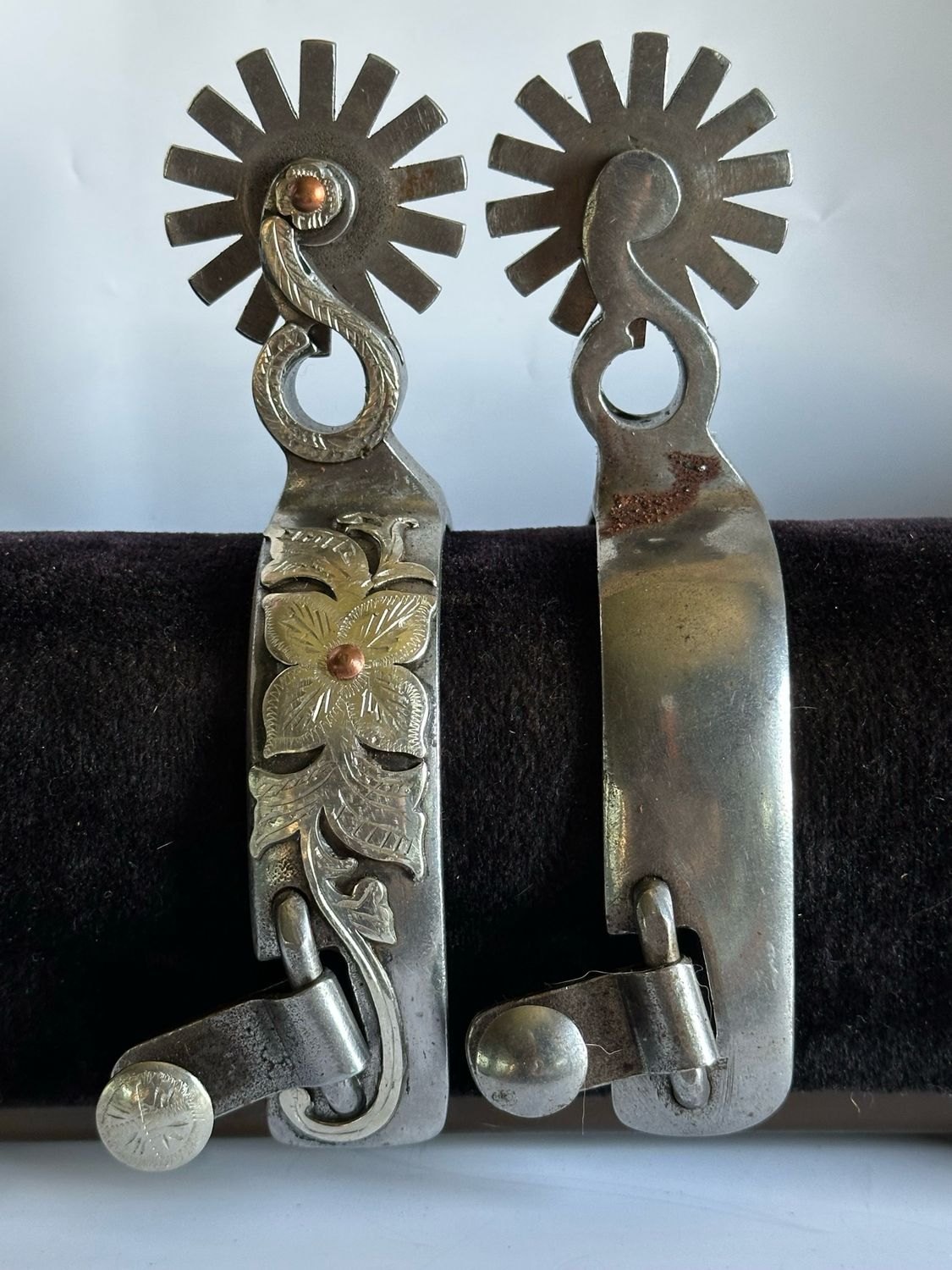 Men’s Western Spurs with a 1- inch Width Polished Steel Band with Floral Trim and 2- inch Length S- Curved Shanks with Trim and 14- point Rowels 060926