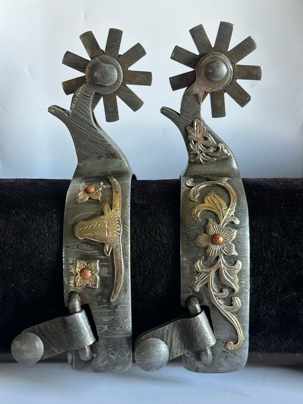 Men’s Western Spurs on a 1- inch Width Gun Metal Grey Steel Band with German Silver Trim (Longhorn and Floral) and 2- inch Length Curved Shanks and Hook with 9 Point Rowels 060926