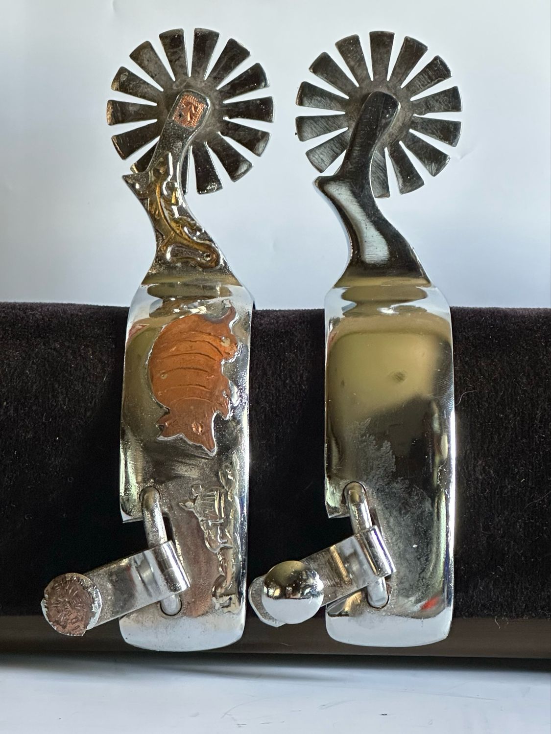 Men’s Western Spurs on a 1- inch Width Polished Steel Band with Copper Armadillo Application and 2- inch Length Curved Shanks with Gold Tone Gecko and Copper Dot Application 14- Point Rowels 060926