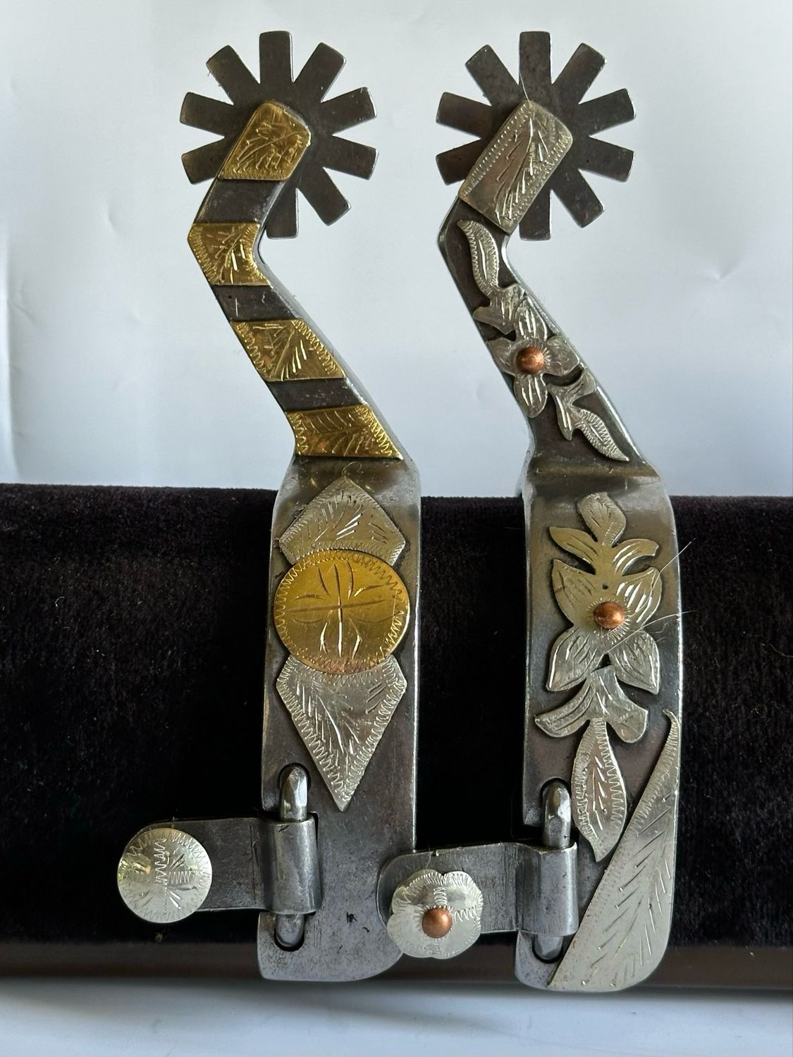 Men’s Western Spurs with a 1- inch Width Polished Steel Band with GS, Copper Dots and Gold Tone Floral Engraved Trim with 2 3/4- inch Length Shanks And 10 Point Rowels 060926