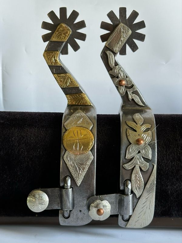 Men’s Western Spurs with a 1- inch Width Polished Steel Band with GS, Copper Dots and Gold Tone Floral Engraved Trim with 2 3/4- inch Length Shanks And 10 Point Rowels 060926