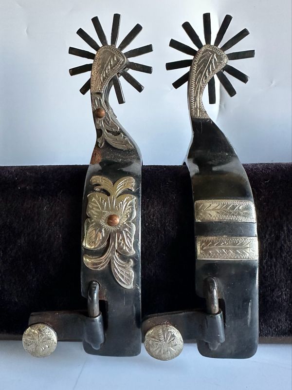 Men’s Western Spurs with a 1- inch Width Black Steel Band with Engraved German Silver Trim and Bars with a Short Curved Shank with Floral Trim and 12 Point Rowels 060926