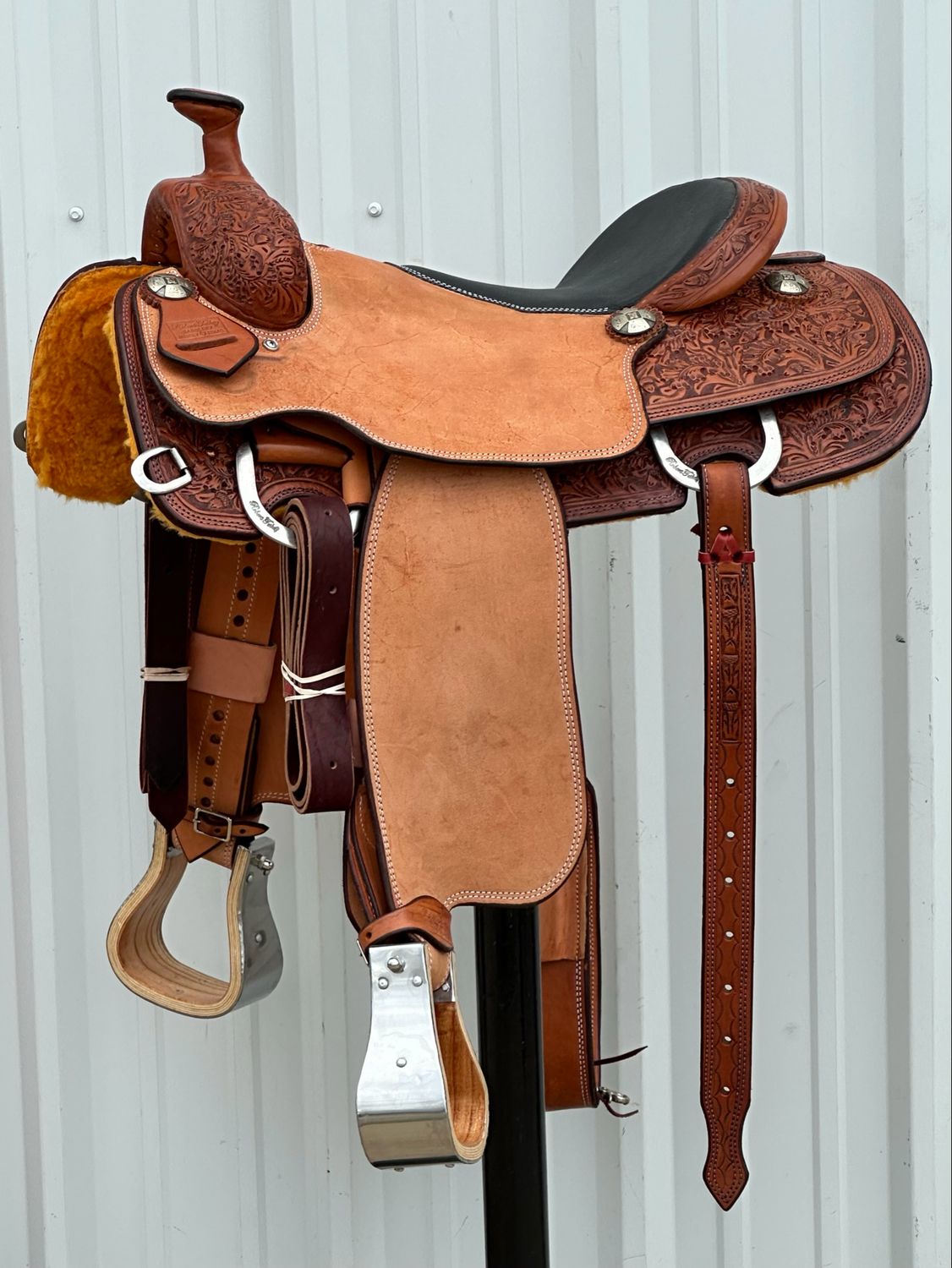 Robert Teskey Roping Saddle with a 16- inch Black Textured Inlay Seat Tooled Oak Leave Double Stitch Medium Finish