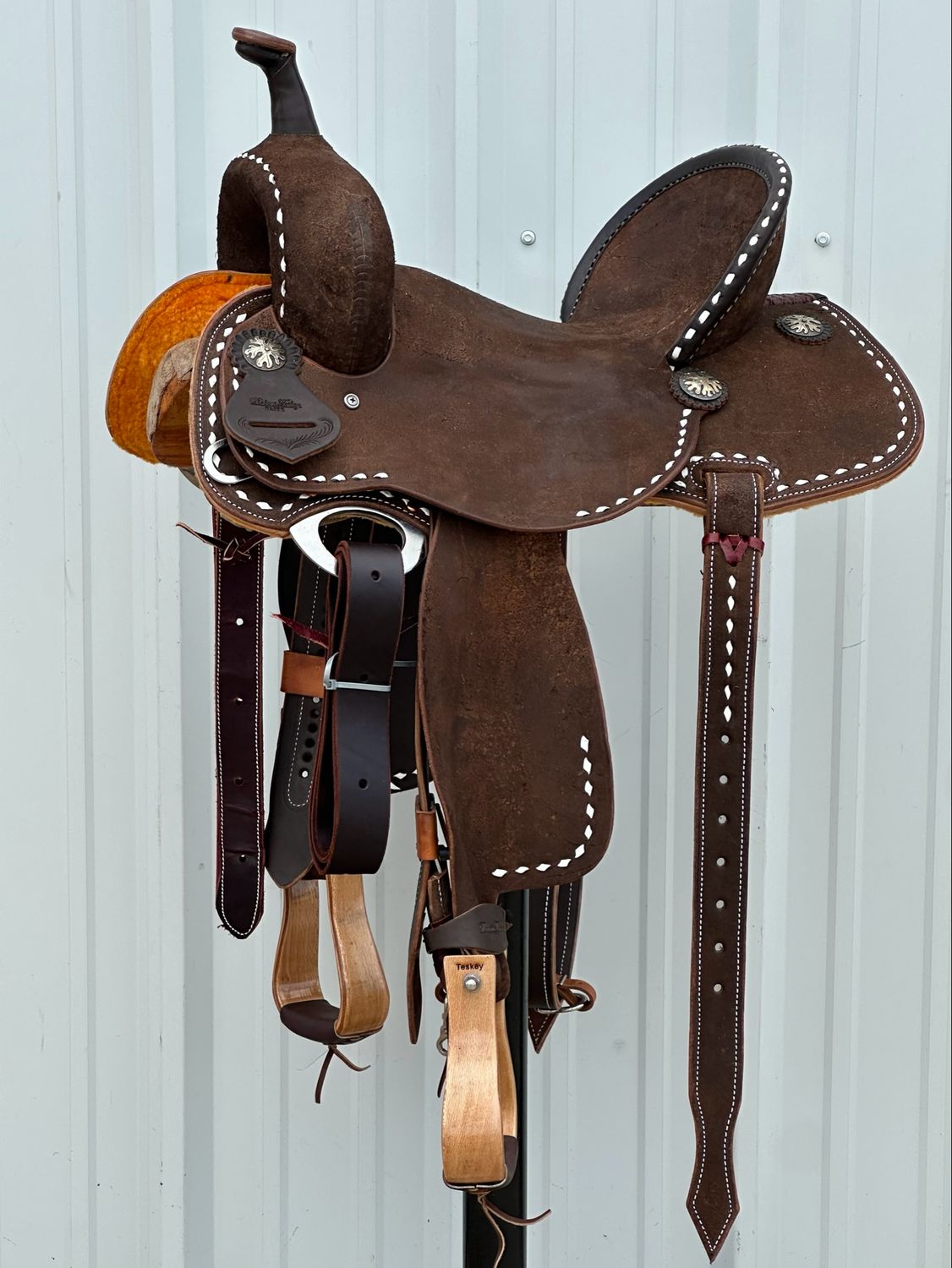Robert Teskey Elite Barrel Racing Saddle with a 15- inch Rough Out Seat White Buck Stitch Border Dark Finish BW- Tree