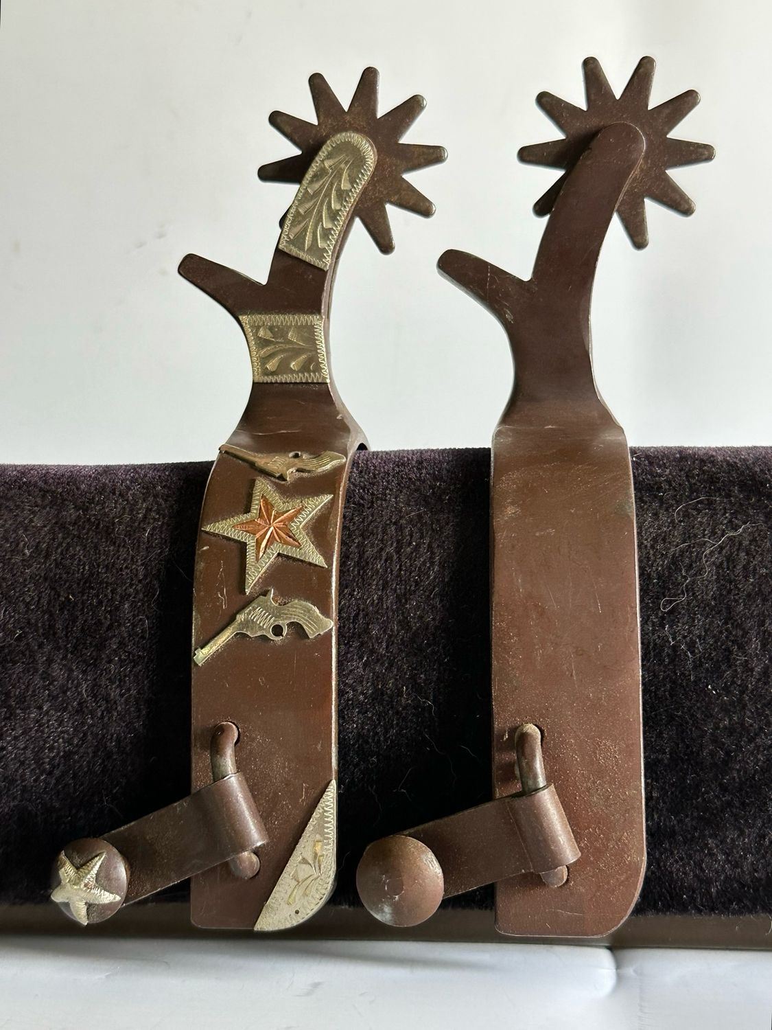 Mens Western Spurs 1- inch Width Brown Steel Band with “Pistol &amp; Star “ GS Trim and 2 1/2- inch Length Curved Shanks with Hook GS Trim and 10- Point Rowels
