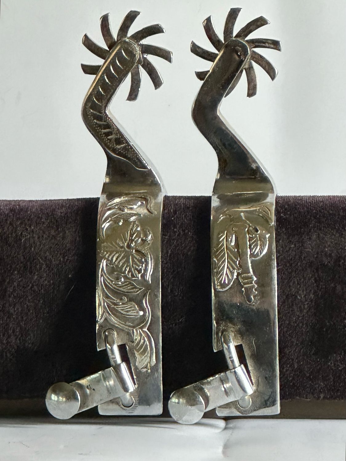 Mens Western Spurs 1- inch Width Stainless Steel Band with GS “Foliage” Trim and 2 1/2- inch Engraved Angled Shanks  and 9- Point Rowels