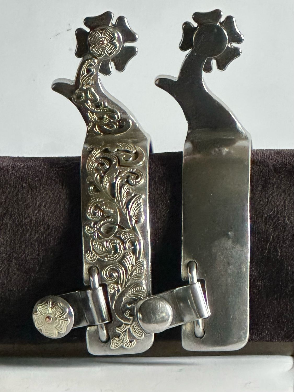 Men’s Western Spurs 1 1/4- inch Width Polished Steel Band with GS Foliage Trim with 2- inch Length Curved Shanks with Hook and 5- Point Clover Leave Rowels