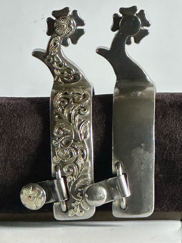 Men’s Western Spurs 1 1/4- inch Width Polished Steel Band with GS Foliage Trim with 2- inch Length Curved Shanks with Hook and 5- Point Clover Leave Rowels