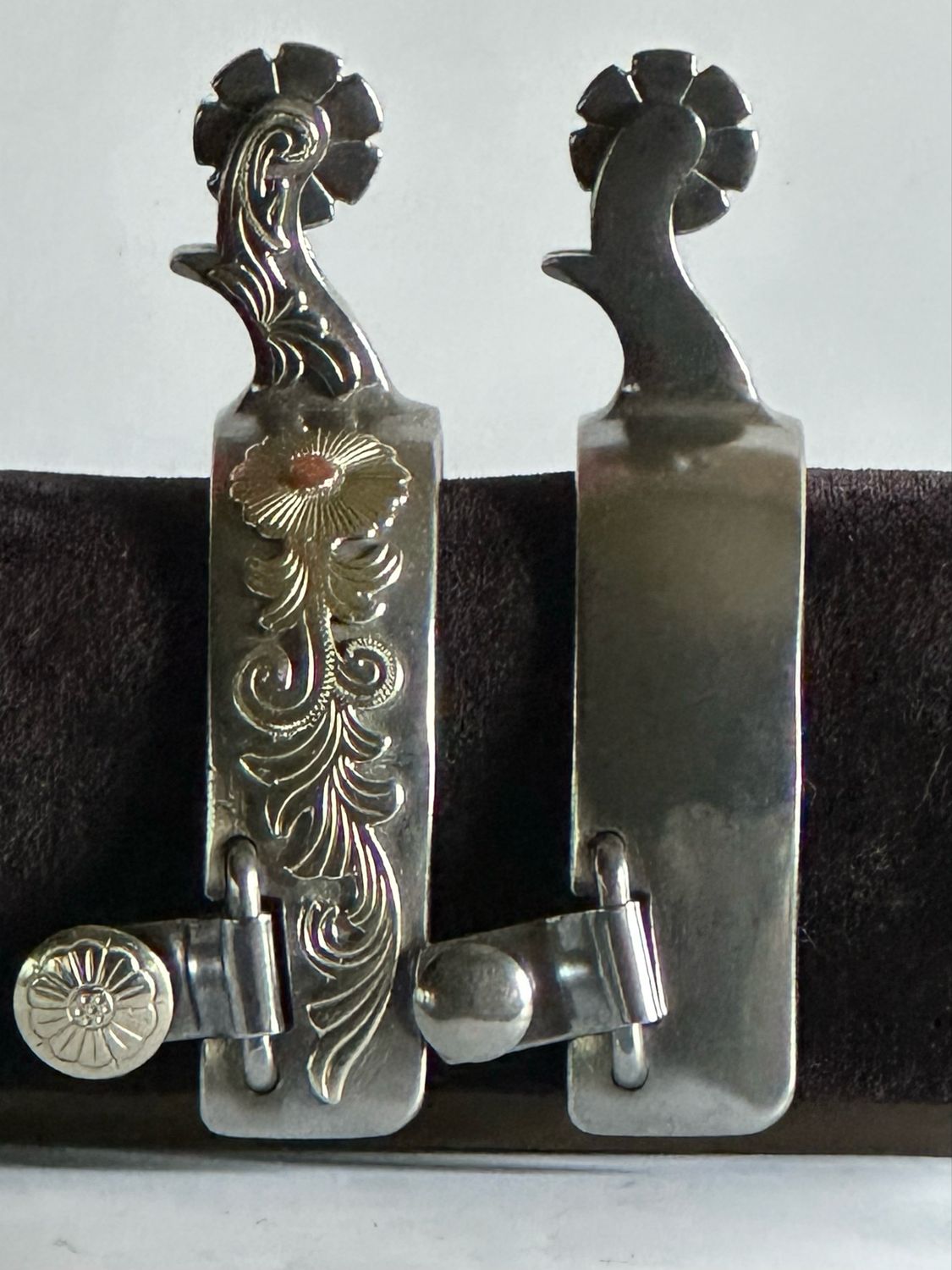 Men’s Western Spurs 1 1/4- inch Width Polished Steel Band with Floral GS Trim and 2 5/8- inch Length Curved Shanks with Hook and 7- Point Clover Leave Rowels