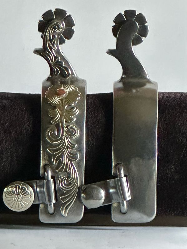 Men’s Western Spurs 1 1/4- inch Width Polished Steel Band with Floral GS Trim and 2 5/8- inch Length Curved Shanks with Hook and 7- Point Clover Leave Rowels