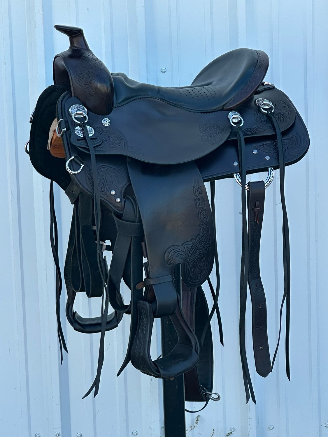 Tucker Horizon Series Western Saddle with a 16 1/2- inch Padded Smooth Contoured Black Seat Floral Tooling Dark Finish Jeremiah Watt Hardware Mint Condition