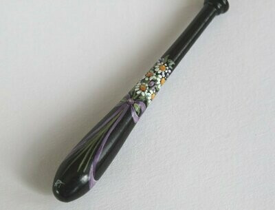 Painted Bayeux Ebony Lace Bobbin - Bouquet of daisies tied with a lilac ribbon