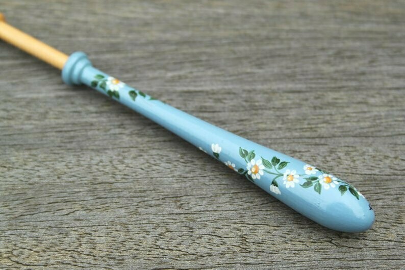Painted Bayeux Guatambu Lace Bobbin - Spiral of White Daisies on a Pale blue Background design