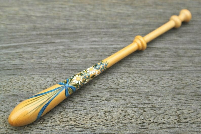 Painted Bayeux Guatambu Lace Bobbin - Bouquet of Daisies with Pale Blue Ribbon