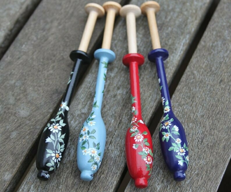 Painted Bruge Guatambu Lace Bobbin - Spiral of Daises on Choice of Coloured Background