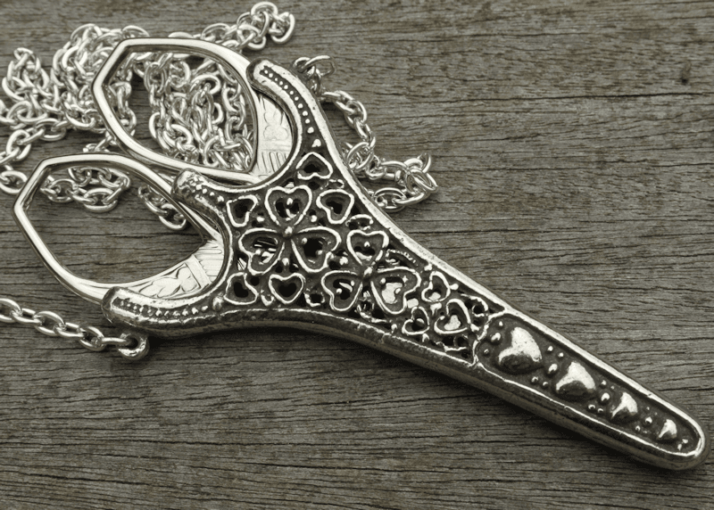 Scissors - Filligree Hearts Design Chatelaine Case with 3.5 inch Rococco scissors for lacemaking and embroidery