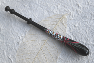 Painted Bayeux Ebony Lace Bobbin - Bouquet of daisies tied with a red ribbon