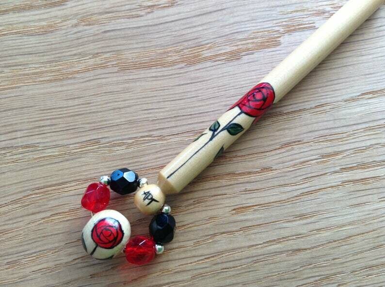 Painted Midland Boxwood Lace Bobbin - Glasgow Rose with Painted Bottom Bead Painted Midland Boxwood Lace Bobbin - Glasgow Rose with Painted Bottom Bead