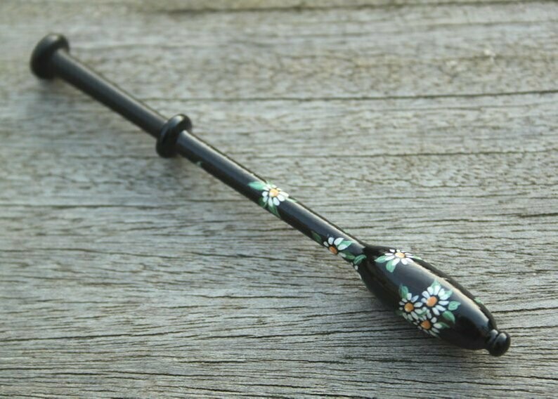 Painted Binche Ebony Lace Bobbin - Bunches of White Daisies Painted Binche Ebony Lace Bobbin - Bunches of White Daisies