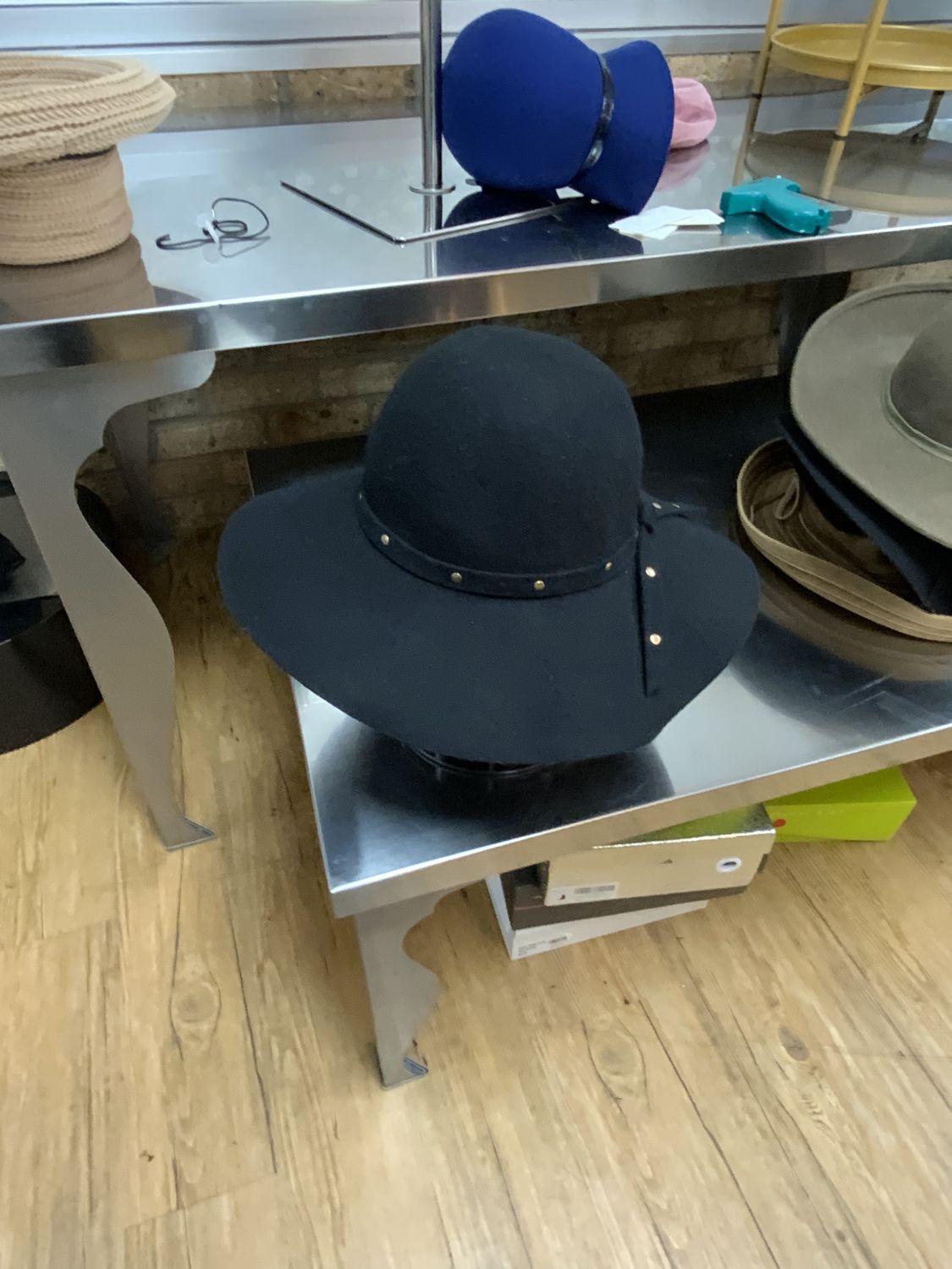 Hat Balack wide Brim Gold knots