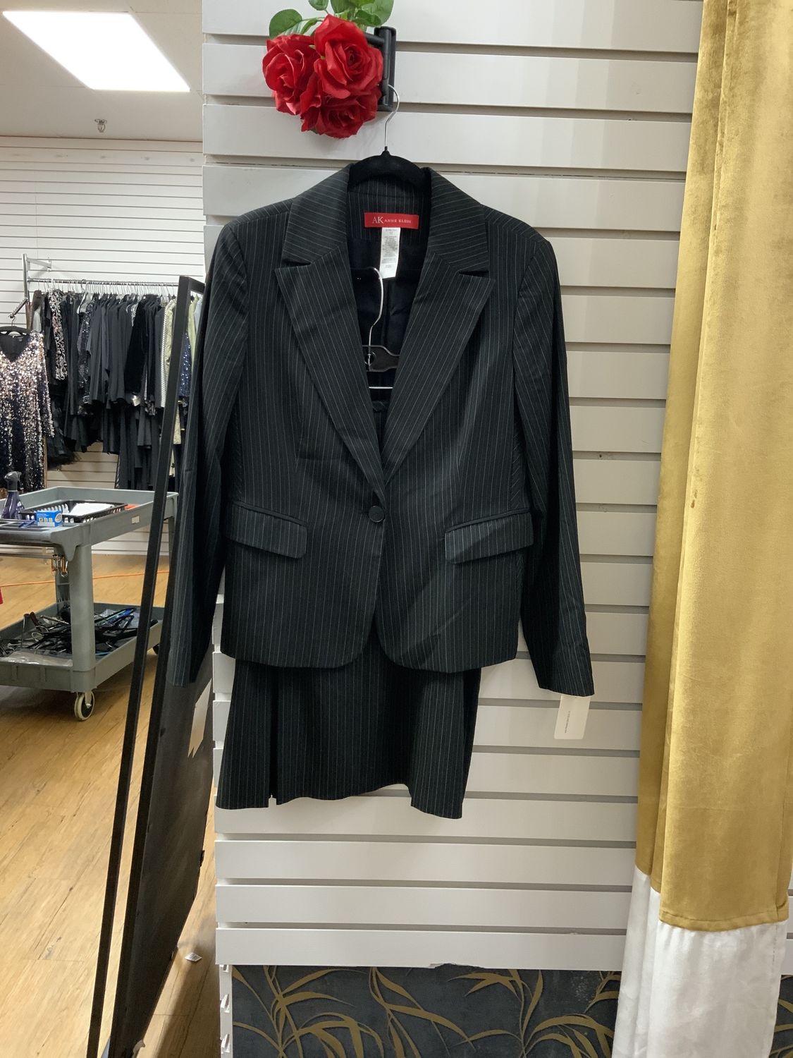 Suit 2 pcs Black and Yellow Pin Strip Jacket and Pleated Skirt Size 12