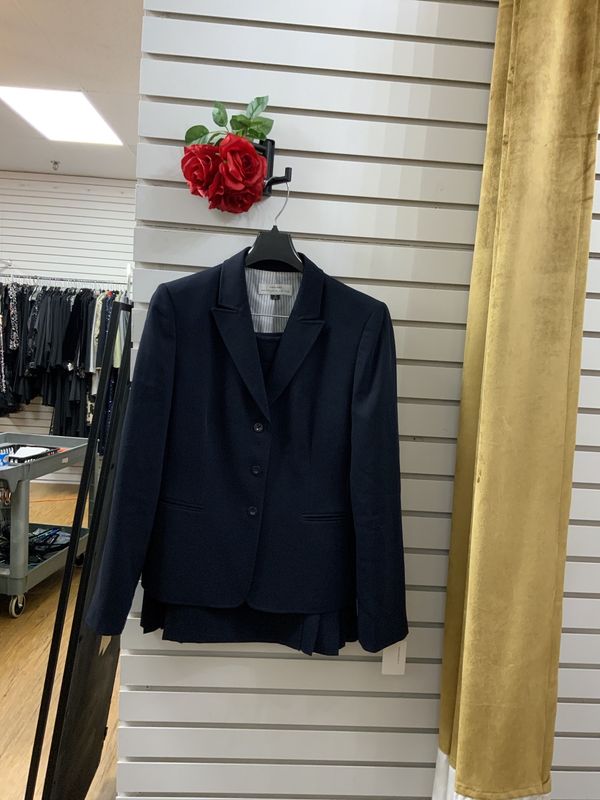 Suit Dark Blue 2 pcs Jacket and Sirt with bottom kick pleats Size 10