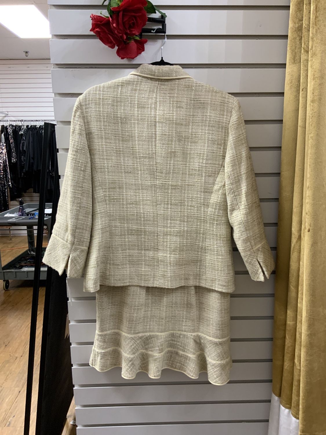 Suit 2 pcs Cream Tweed Jacket and Skirt with bottom Pleated Size 10