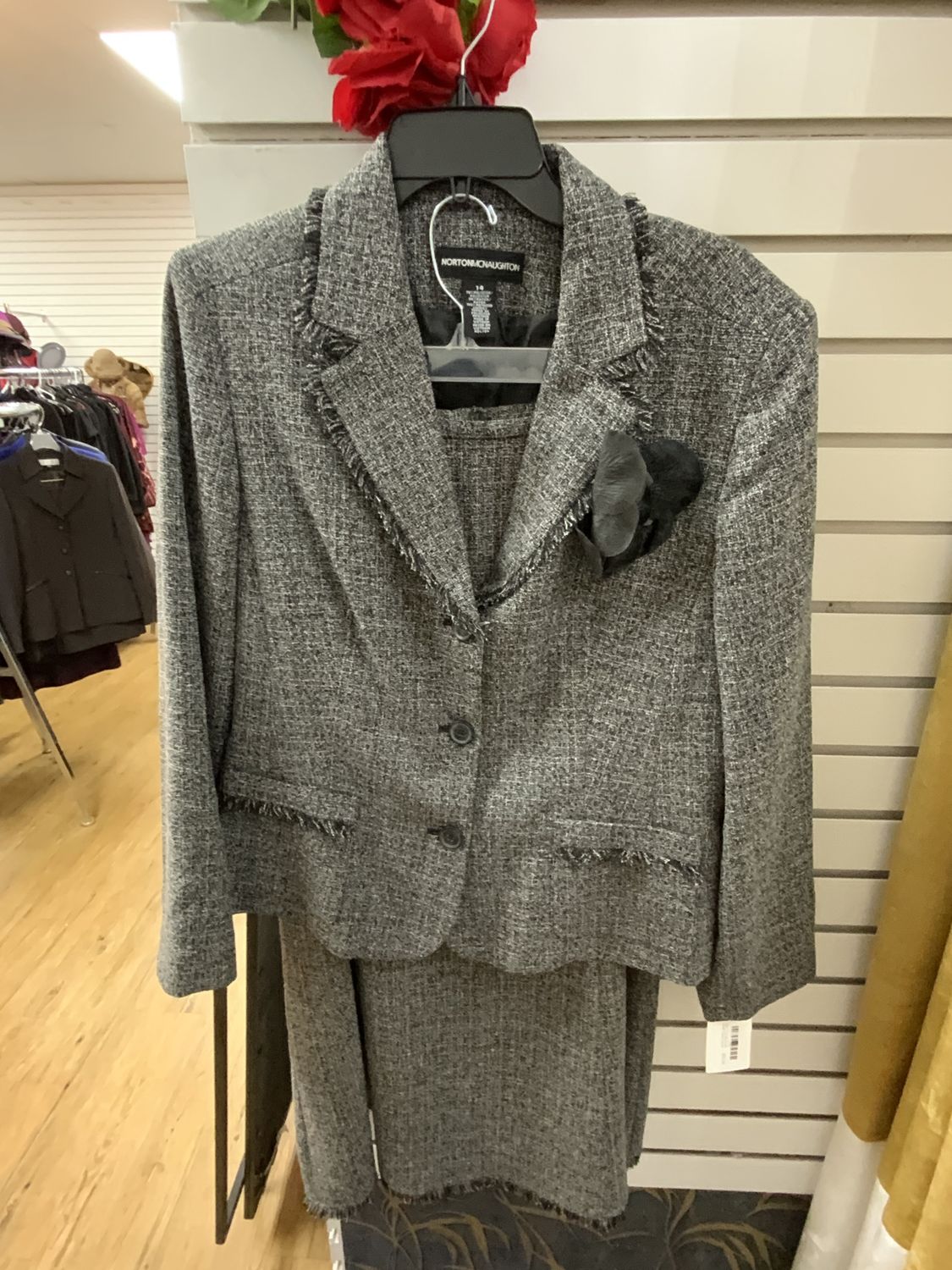 Suit 2 Pcs Black and White Tweed Jacket with Flower and Long Skirt Size 14