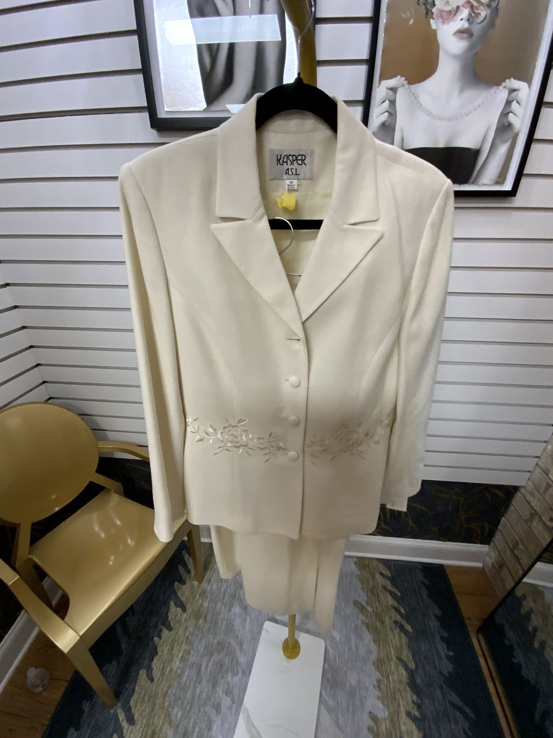 Women 2 Piece Skirt/Jacket Cream Embroider Flower Size 10