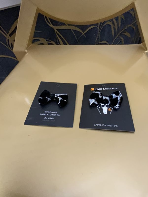 Honey Comb Poly Bow Lapel Pin Gold