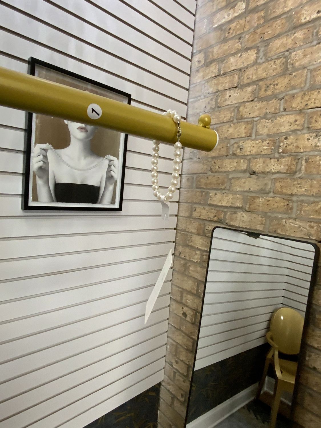 Woman Pearl Like Bracelet with Silver Tone Clasp